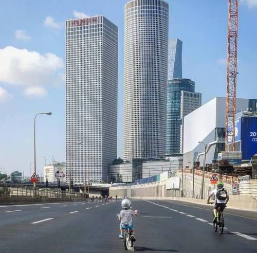 girlactionfigure:Empty roads in Tel Aviv on Yom Kippur.Via:...