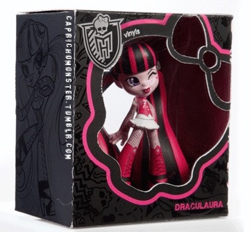 monster high vinyl figure draculaura