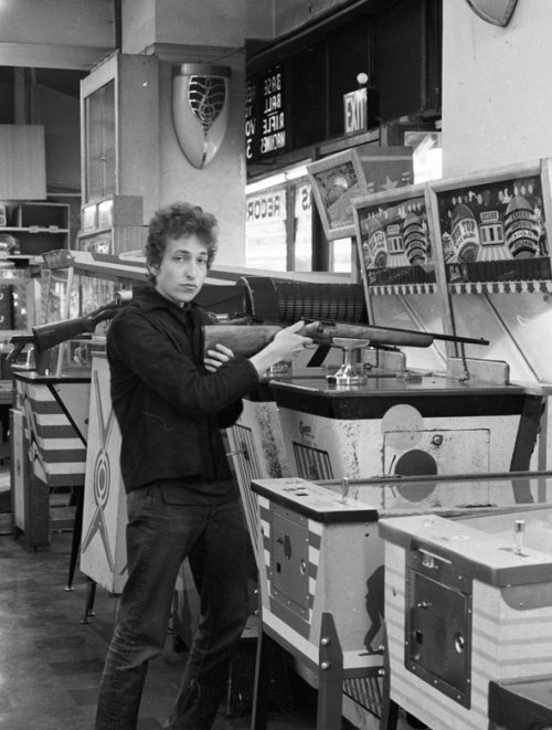 pinkfled:Bob Dylan playing at the arcade - New York City, NY....