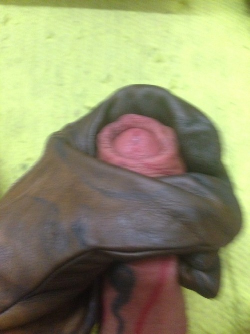 tradierob:Who doesn’t love a good greasy glove wank ;)