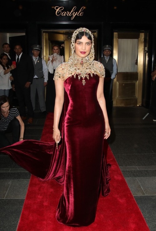 medicinemp4:Priyanka Chopra looks beautiful