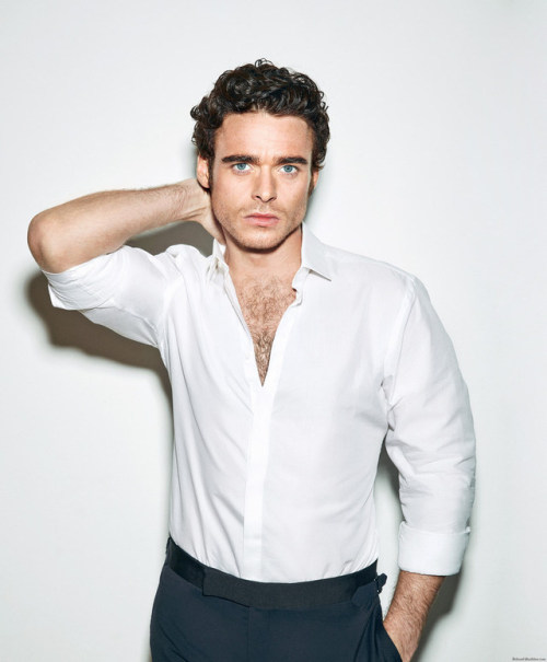 itsdarkinsidee25:Richard Madden photoshoot para Saturday Times