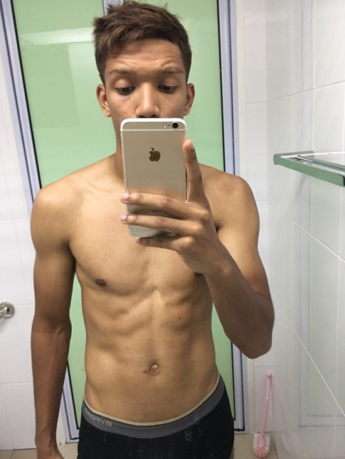 anakkampungperantauan:plus65boys:Straight SG guy with a...