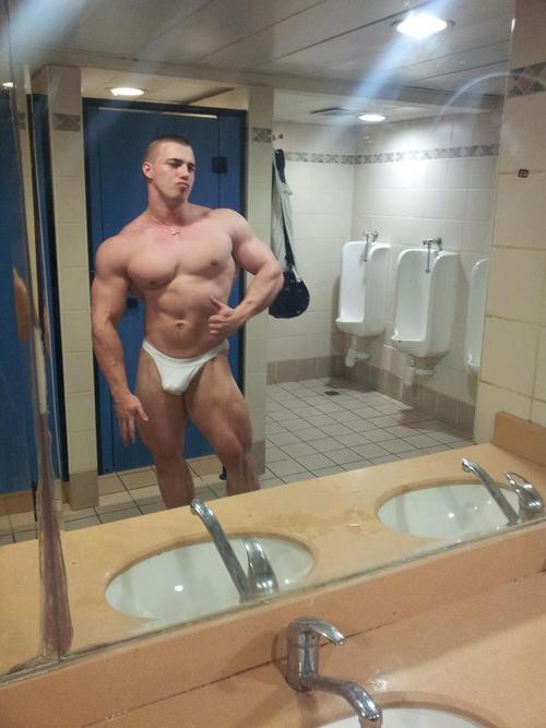 proudbulge:Hes sexy and he knows it.