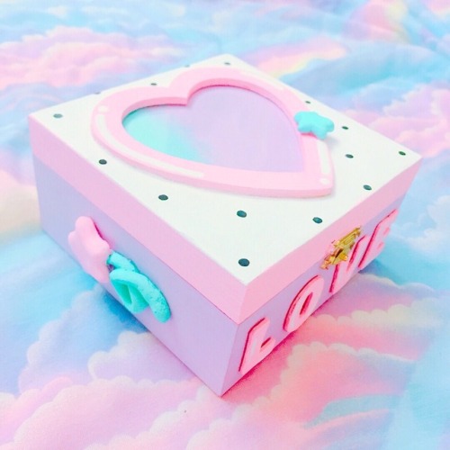 kookybun:mistydreaming:cute little heart jewelry box i painted...