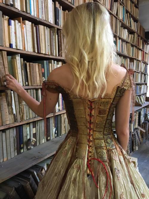 steampunktendencies:Amazing dress by french creator Sylvie...