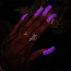 glow in the dark nails