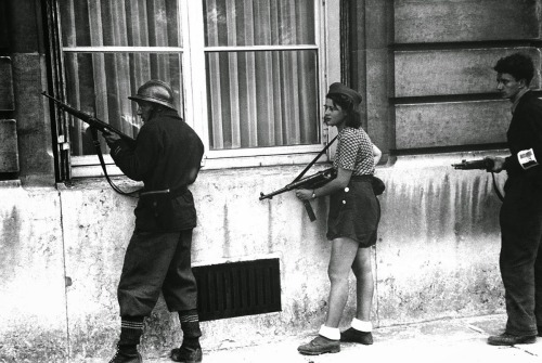 greypoppies:Her name was Simone Segouin, also known by her war...