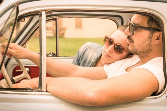 quebra vento na janela de carro antigo que transporta um casal