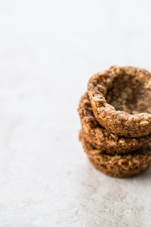 sweetoothgirl:Oatmeal Cookie Tarts with Vanilla Bean Cream...