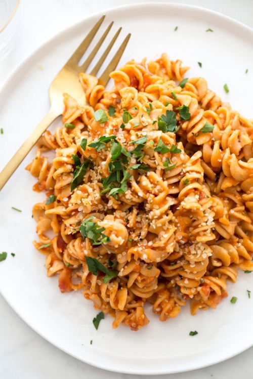 veganfoody:Vegan Pasta RecipesRoasted Red Pepper Mac n...