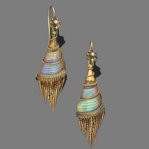 anthropologyarda:fashionologyextraordinaire:A pair of shell...