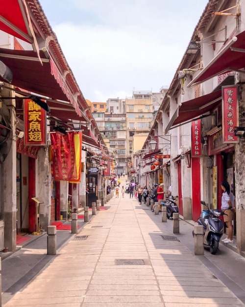 Love this cute ‘lil street that I chanced upon. #macau...