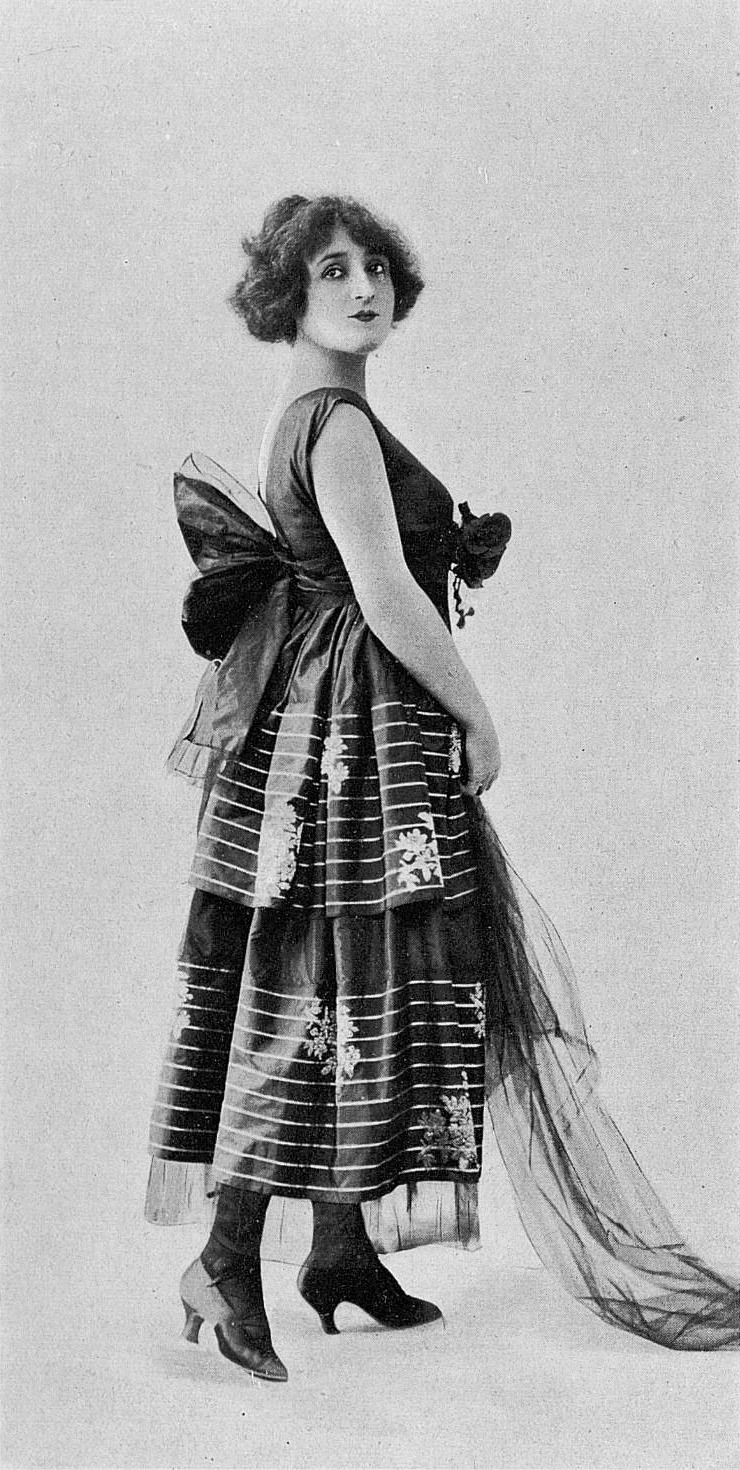 Mme Yorska in a gown by Monge. Photo by Félix, Les... - Les Modes