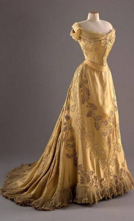 fawnvelveteen:1902 Oak Leaf dress designed by House of Worth...