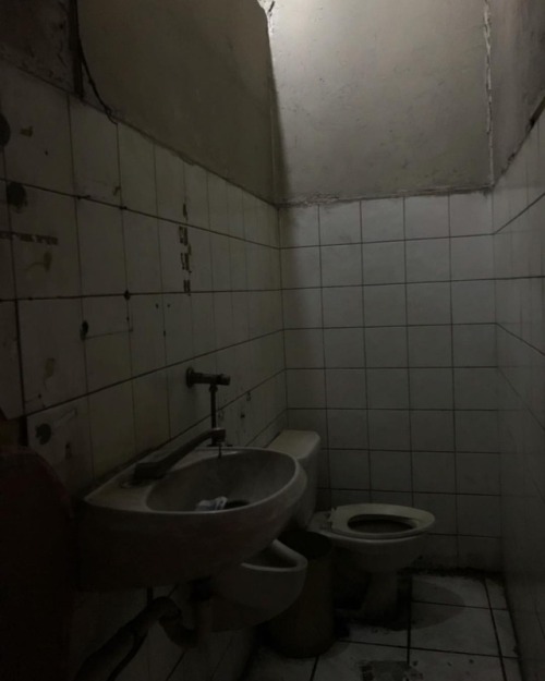 Urban decay #decay #decayingsociety #restroom #delapidated...