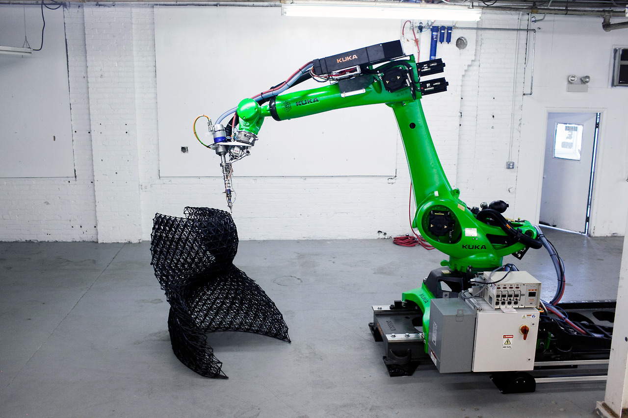 - 3D printing robotic arm