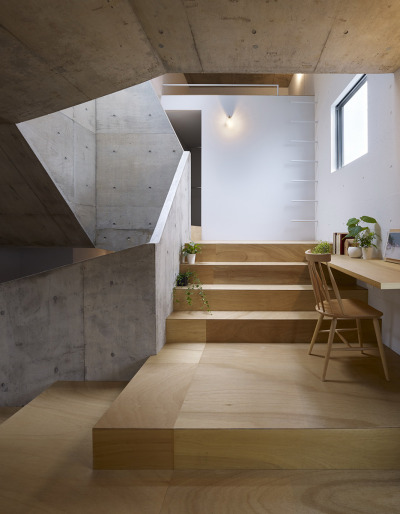 archilovers:<br /><br />A house with beautiful light and rich spatial meanings<br />Find more at: http://bit.ly/1j1yMza<br />House in Nishiochiai, Shinjuku, Japan by Suppose Design Office<br />