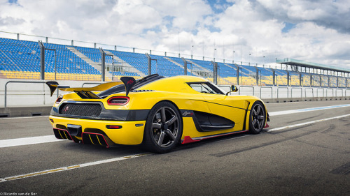 carpr0n: Starring: Koenigsegg Agera RS MLBy Ricardo van de...