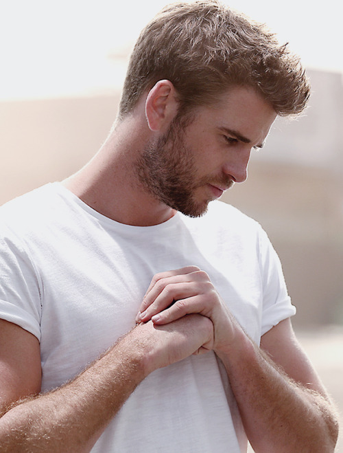 liam hemsworth.  - Página 33 Tumblr_odyddghiPB1ssh0p7o1_500