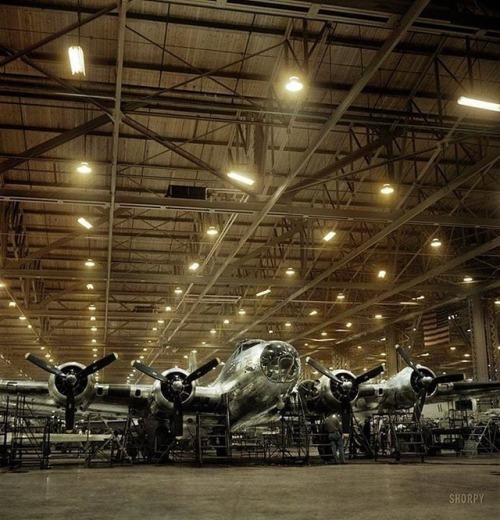 ww2inphotos:Flying Fortress’ 1942December 1942, a year after...