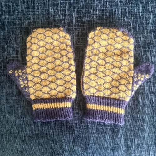 sugarknits:Bee mittens for my mum for Mother’s Day! We have...