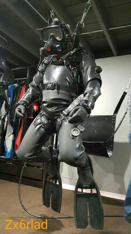 colinzx6rlad:Pervy rubber divers…..having fun in Chicago :-)