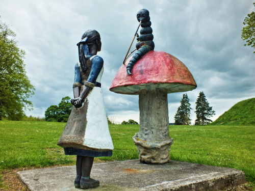 topvise:
â€œ â€˜What size do you want to be?â€™ the caterpillar asked.
Â« De quelle grandeur voulez-vous Ãªtre ? Â» demanda la Chenille
Aliceâ€™s Adventures in Wonderland, Lewis Carroll
Location: Loughcrew Garden, Co Meath - Ireland
Picture Serge Lecrenier
â€ª
â€