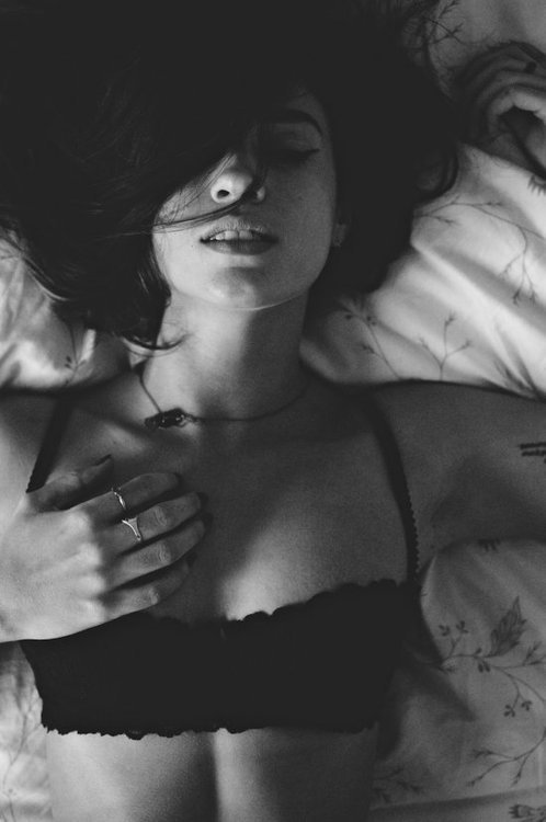 artists on tumblr tumblr black and white black siyahbeyaz siyah girl girls smoke darkness karanlık dark silence sessizlik sessiz dear happy smile boy love boyfriend ı love you ı love it pretty korku blood chanel cute b&w photography b&w