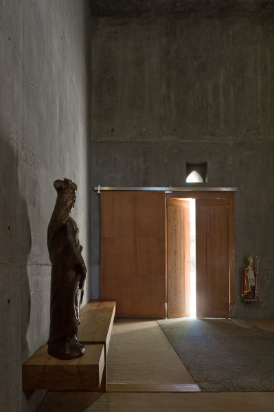 subtilitas:<br /><br />Alvaro Siza - Chapel in St. Ovídio Farm, Lousada 2002. Via, photos © Fernando Guerra. 