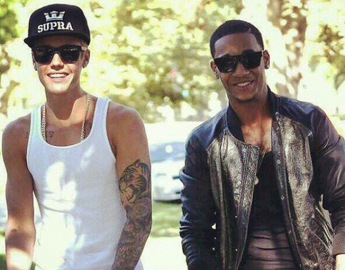 justin bieber le tira un supra a un paparazzi