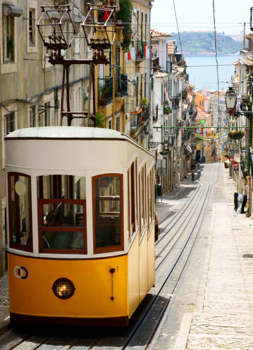 cornersoftheworld:Lisboa | by Luca Rossini