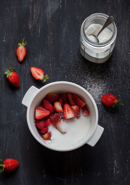 foodffs:how to make strawberry syrup and a buttermilk waffle...