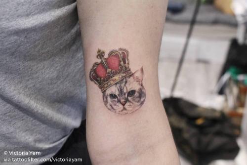 By Victoria Yam, done in Hong Kong. http://ttoo.co/p/34975 animal;cat;crown;facebook;feline;inner arm;jewellery;monarchy;pet;profession;realistic;small;twitter;victoriayam