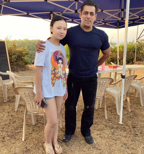 „★ SWEETEST Superstar ... Salman Khan cu fiica lui Sangay Tsheltrim la Locația Radhe din Goa (28 ianuarie 2020)! “
