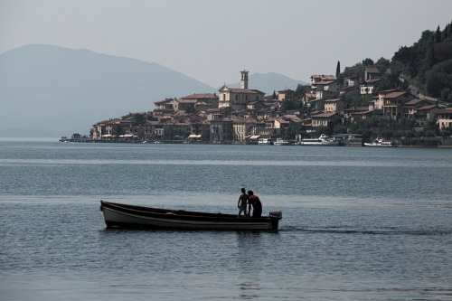 radiovibram:[ Ph: barca, Lago d’Iseo, Italy, Settembre 2015 ]