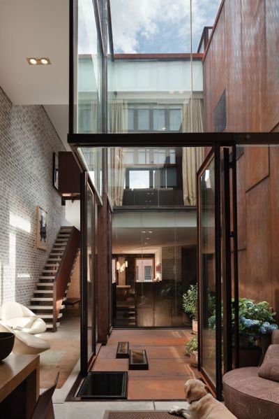 Double height courtyard garden in a former warehouse turned into a loft, Lower Manhattan, New York City [2803×4200]