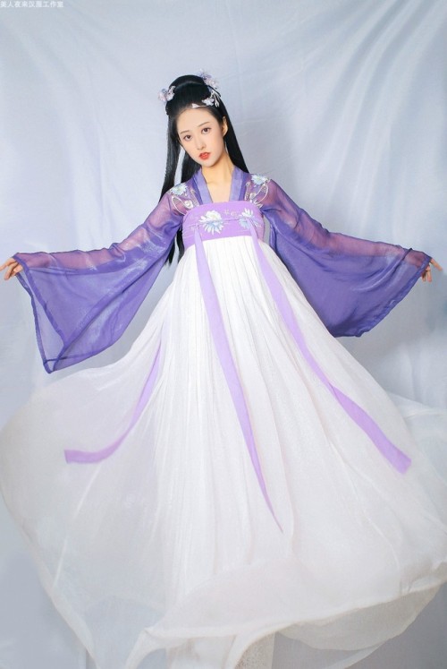 hanfugallery:Traditional Chinese hanfu by 美人夜来工作室