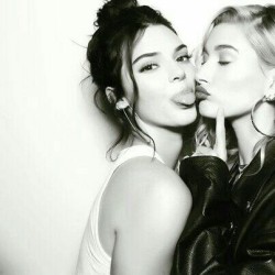 Hailey Baldwin E Kendall Jenner Metadinhas Tumblr