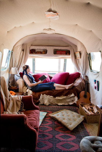 theartoflifeinterrupted:<br /><br />Julie’s Unbelievable Airstream Trailer, Shed, and Art Studiohttp://www.apartmenttherapy.com/julies-unbelievable-trailer-sh-151224<br />