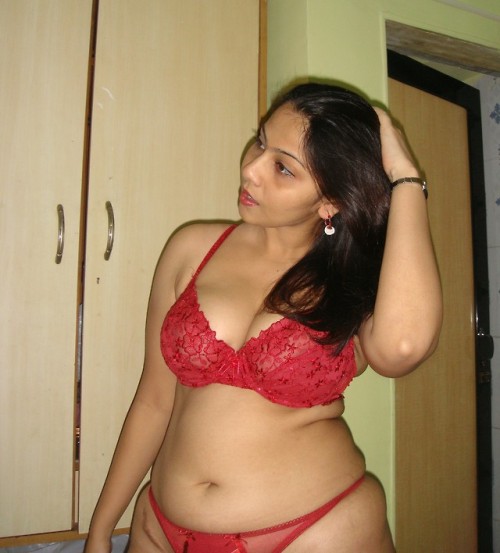 mrcreamycock:Aisi akkad dikhane wali ladkiyon ki choot me lund...