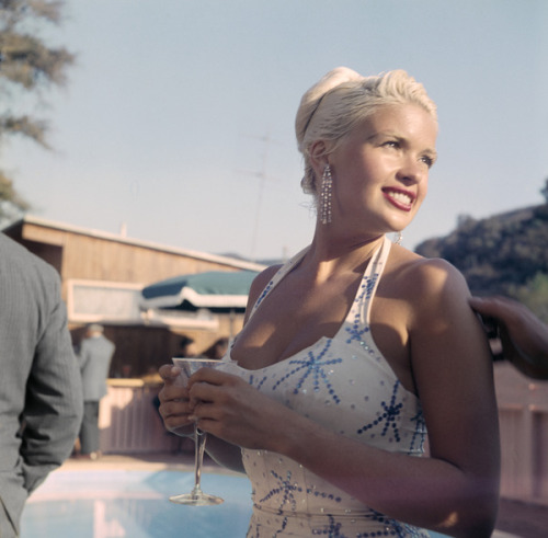 twixnmix:Jayne Mansfield photographed by Ernest Reshovsky,...