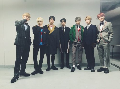 bangtan:[#오늘의방탄] 2017 가요대전 #방탄소년단 무대 멋있었던 아미 소리질러~~!~~ 현장에서 큰...