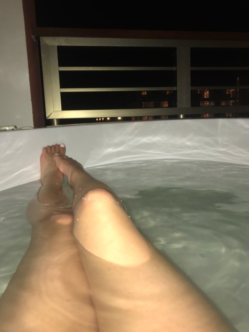 spank75:nym-pheta-mine:Some fun in my balcony tub while on...