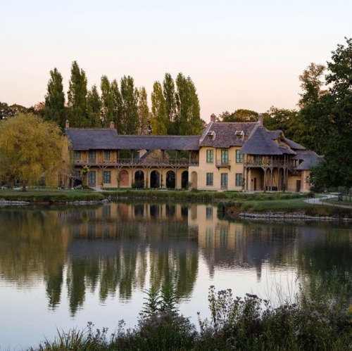 myfairylily:Autumn colors at the Queen’s house, Versailles |...