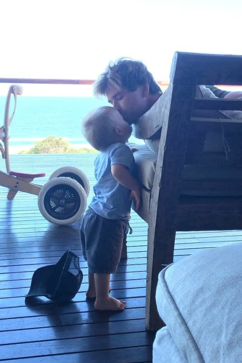 hookedonhemsworth:Every child deserves a devoted dad like Chris...