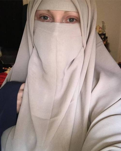 billie-bug:white girls in Hijabs and...