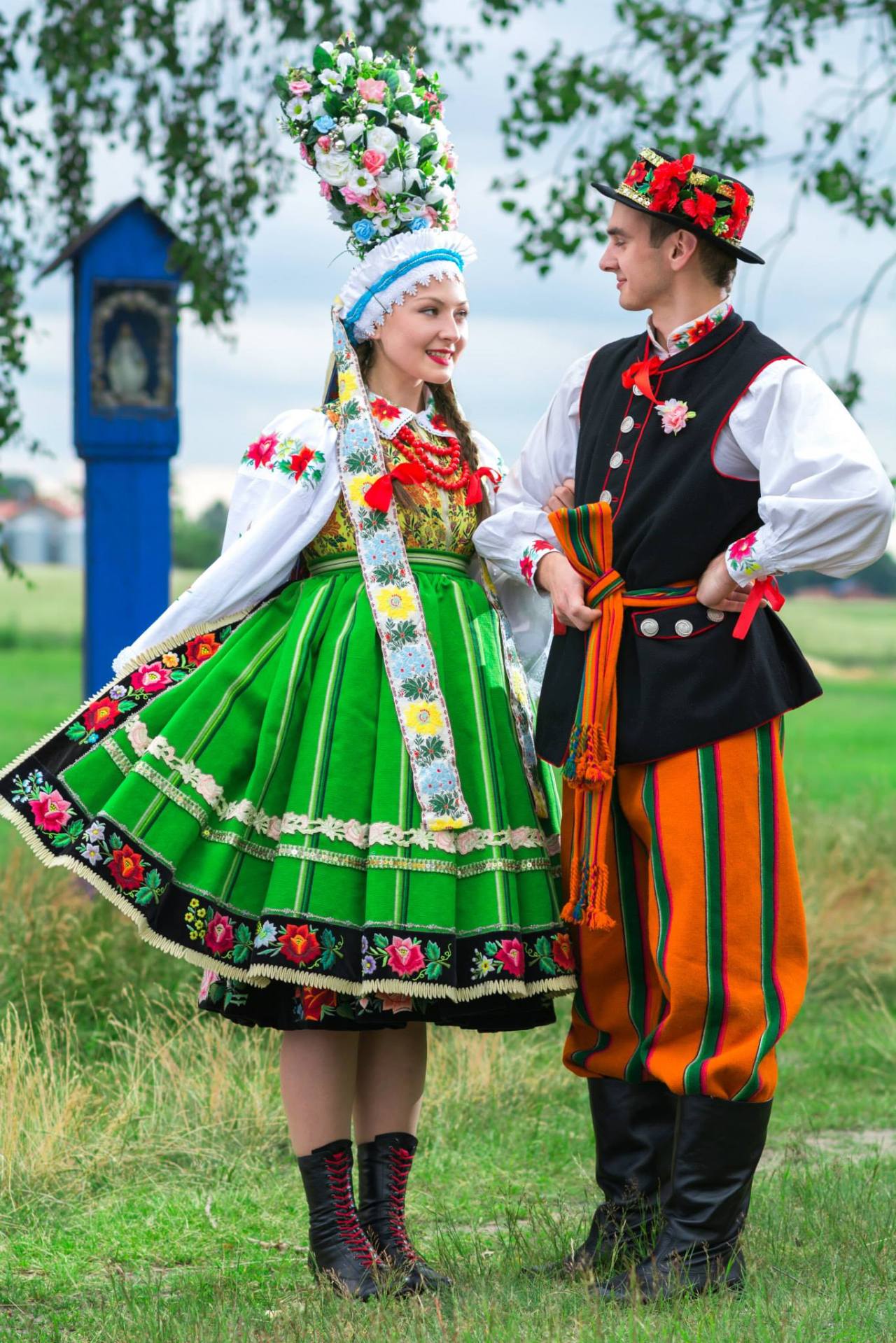 Traditional Wedding In Folk Costumes From Łowicz Polish Folk Costumes Polskie Stroje Ludowe