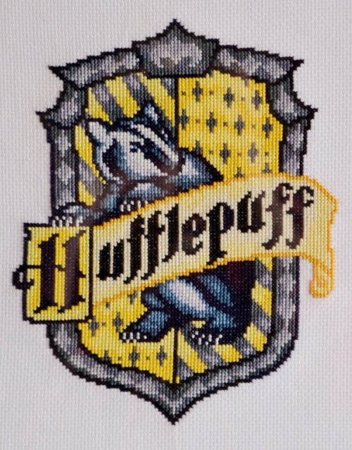 theworldinstitches:Hufflepuff House Crest cross stitch chart.