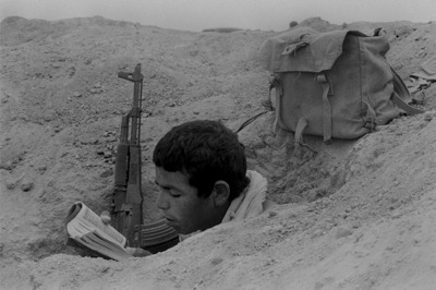 enrique262:
“Iranian soldier praying in the front lines, Iran-Iraq War.
Photo by Kaveh Golestan.
”